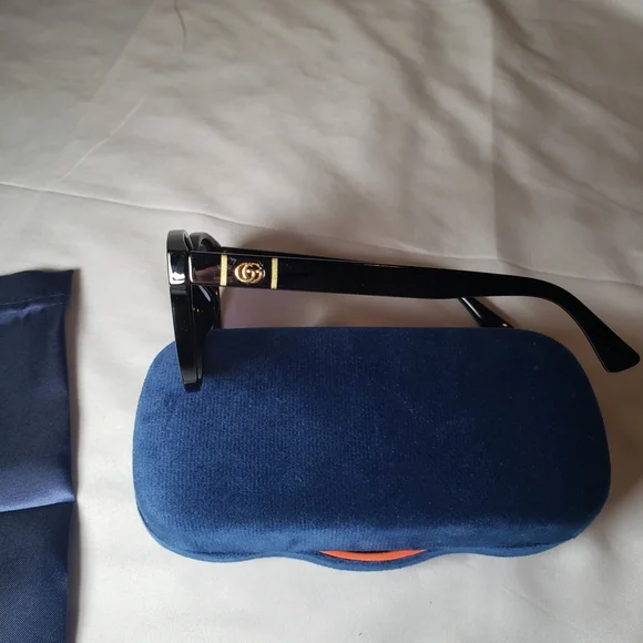 Gucci Black Sunglasses with Blue and Orange Case - Picture 3 of 4